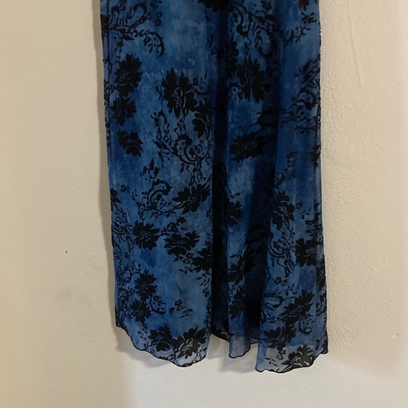 Elegant Blue and Black Lace Dress - Picture 3 of 3